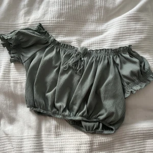 Grön topp - Jättefin grön topp i bra material och är i nyskick💕 Har bara använts ca 2 gånger. Materialet är strechit ❤️