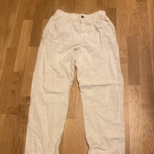 Linnebyxor - Zara linnebyxor 52% linne. Använt 4-5 gånger skick 9/0. Tar bara Swish, kan mötas upp i umeå.
