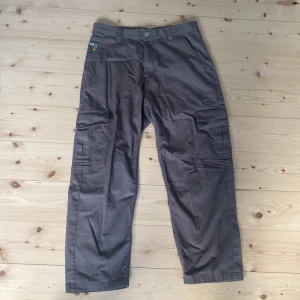 Polar 93 cargopants - Hej säljer ett par polar cargo pants khaki i storlek 30/30, byxorna är i nyskick och knappt använda. Nypris 1249kr