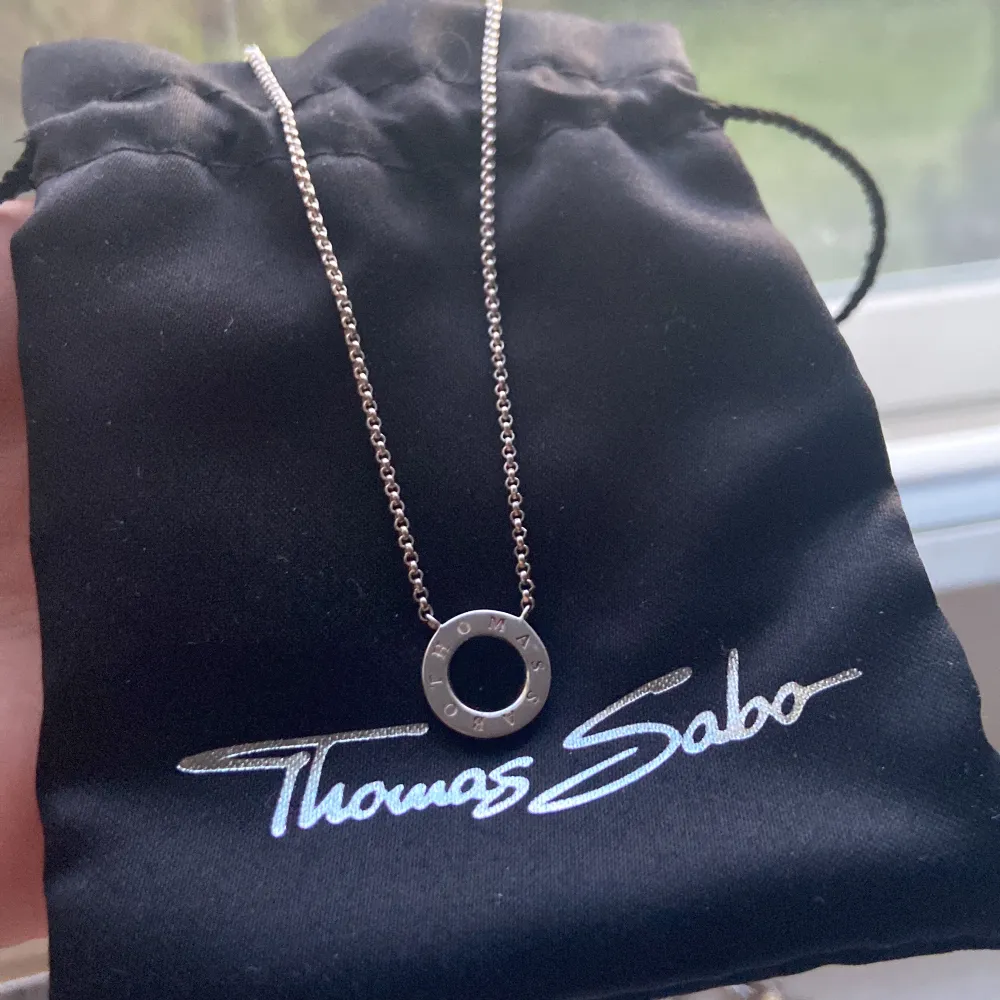 Säljer mina äkta Thomas Sabo smycken, då de inte kommer till användning 🫶🏻 De är i äkta silver och finns inte kvar att köpa i butiken. Nypris på örhängena var runt 749:- och halsbandet runt samma pris. Säljer båda tillsammans för 450:-❤️. Accessoarer.