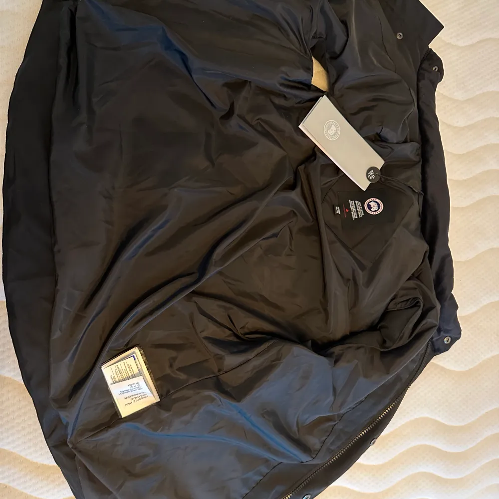 Canada goose Freestyle Vest Black. Använd bara 1 gång anledning till att jag säljer den är för den är för stor den passar på film som har  M-L-XL . Jackor.
