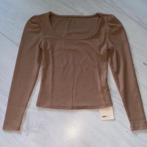 Tröja  - Beige långärmad tröja med lite ”puff” på axlarna, aldirg använd med lappen kvar😊 från Shein ( STÅR EJ FÖR FRAKTEN) 