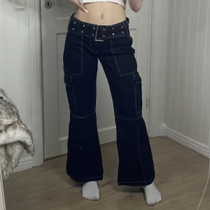 Lågmidjade byxor - Lågmidjade byxor från asos i storlek 34. Använd ett fåtal gånger så i mycket bra skick. Säljer för 200 kr plus frakt. 💖