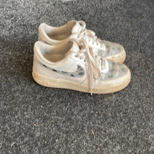 Bape Custom AirForces - Har målat dom själv , ommålade 1 gång.  Är enkla att styla och är en bekväm sko Säljer eftersom att dem är alldeles för små för mig Hyfsat skick, tvättas innan jag skickar vid ev köp  KÖPAREN STÅR FÖR FRAKTEN.