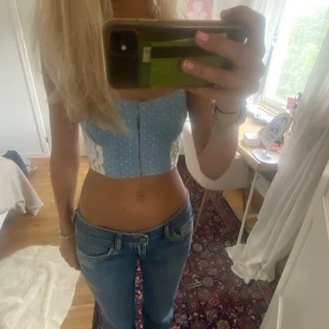 Korsetttopp - Jättefin blå korsett topp med prickar och spets