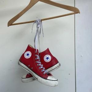 Röda läder  Converse  - Röda converse i läder, använda fåtals gånger från Sneakerhyllan. 