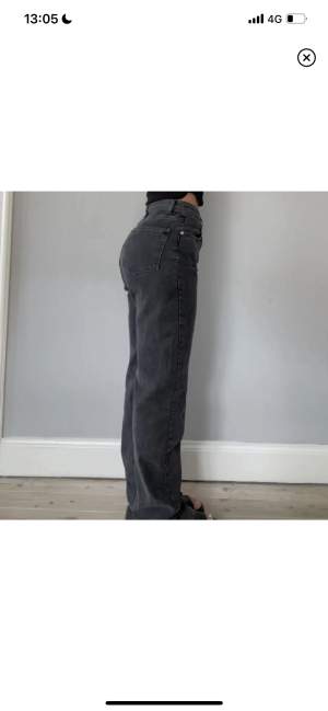 Säljer dessa fina jeans i storlek M använda fåtal gånger Nypris 699
