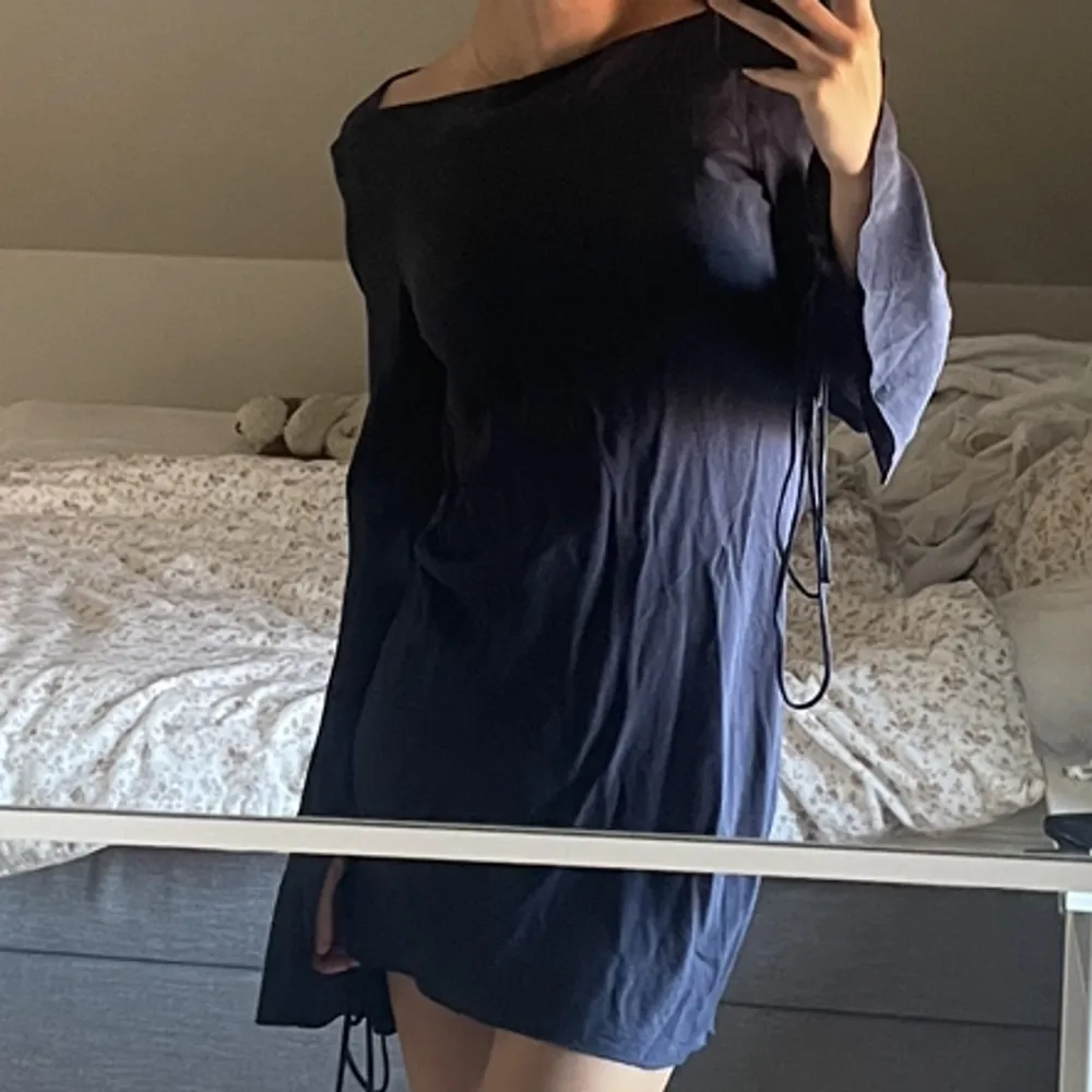 Säljer denna super fina klänng från Weekday pga att den är för kort för mig. Jag har därav endast använt den en gång. . Klänningar.