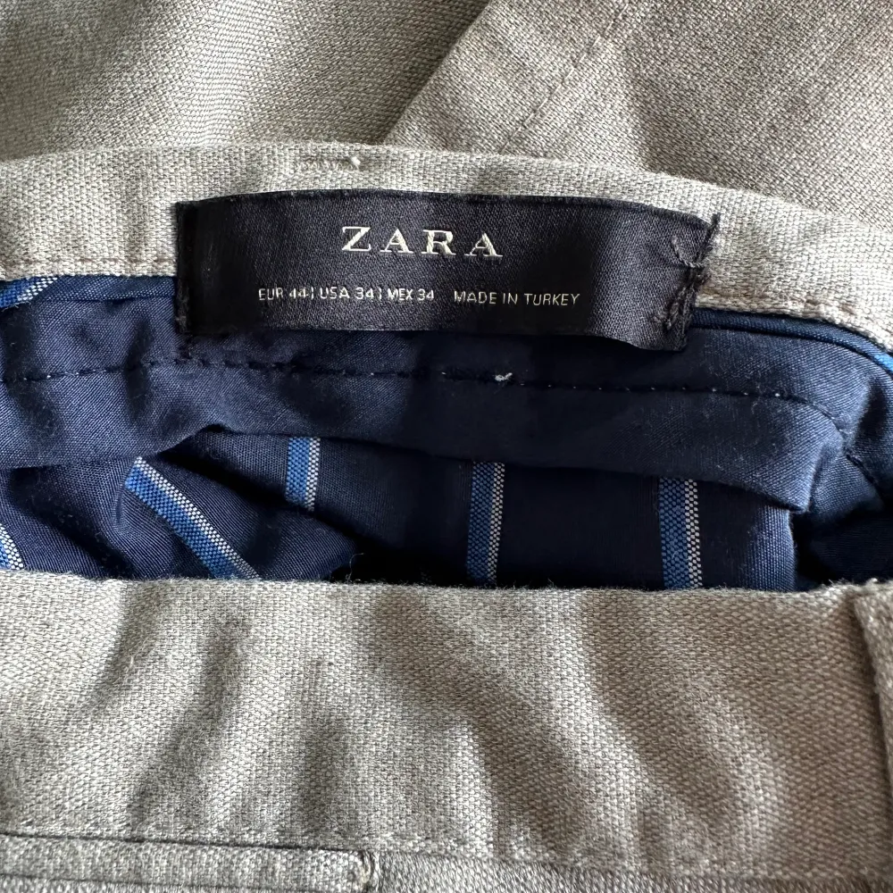 Säljer ett par kostymbyxor från ZARA då dom är förstora! Endast prövade!! så i bra skick.  Stl 44. Jeans & Byxor.