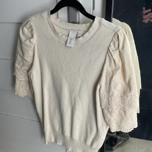 Fin tröja - Tröja från märket YAS. Super skön och fin men kommer tyvärr inte till användning längre. 