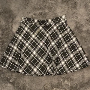 Kjol - Knappt använd