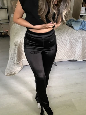 Satin byxor - Hej! Säljer dessa super fina satin byxor ifrån Nelly.com 😍