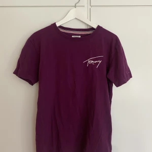 Tommy Hilfiger T-shirt  - En T-shirt från Tommy Hilfiger. Använt 2 gånger 