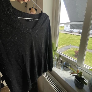 Tröja mango  - Super fin glittrig tröja från mango!! Köpt på sellpy men aldrig kommit till användning av mig pga för liten💗 inga defekter, har slits vid ärmen (bild 2) frakt tillkommer 