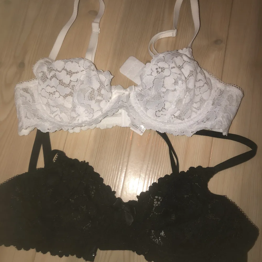 En svart och en vit bralette🤍🖤knappt använda . Övrigt.