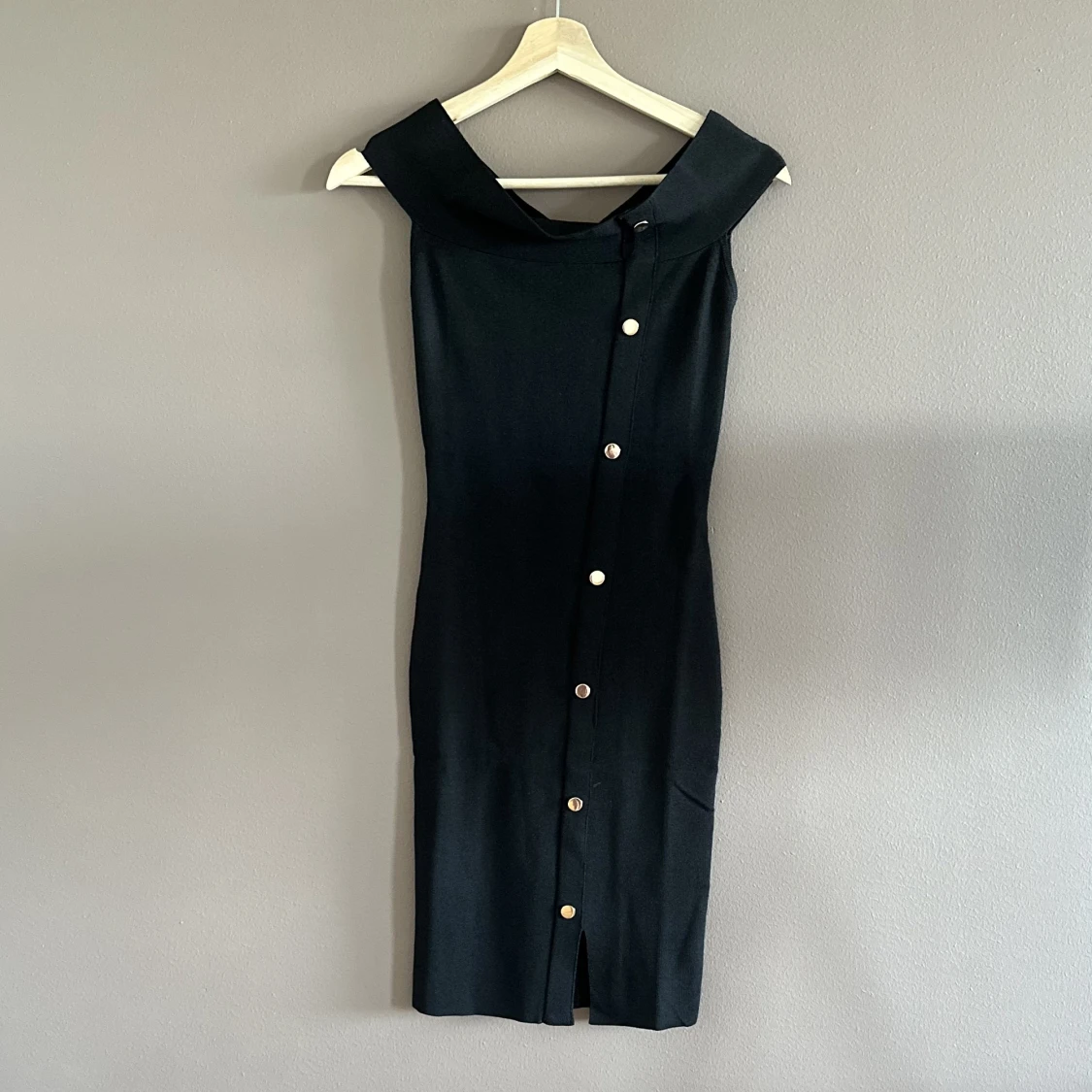 Klänning med knappdetalj - 91