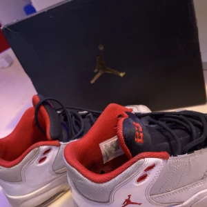  jordans skor - Säljer mina gamla jordans orginalkartongen följer med vid köp säljs pågrund av att jag tröttnat på dom 