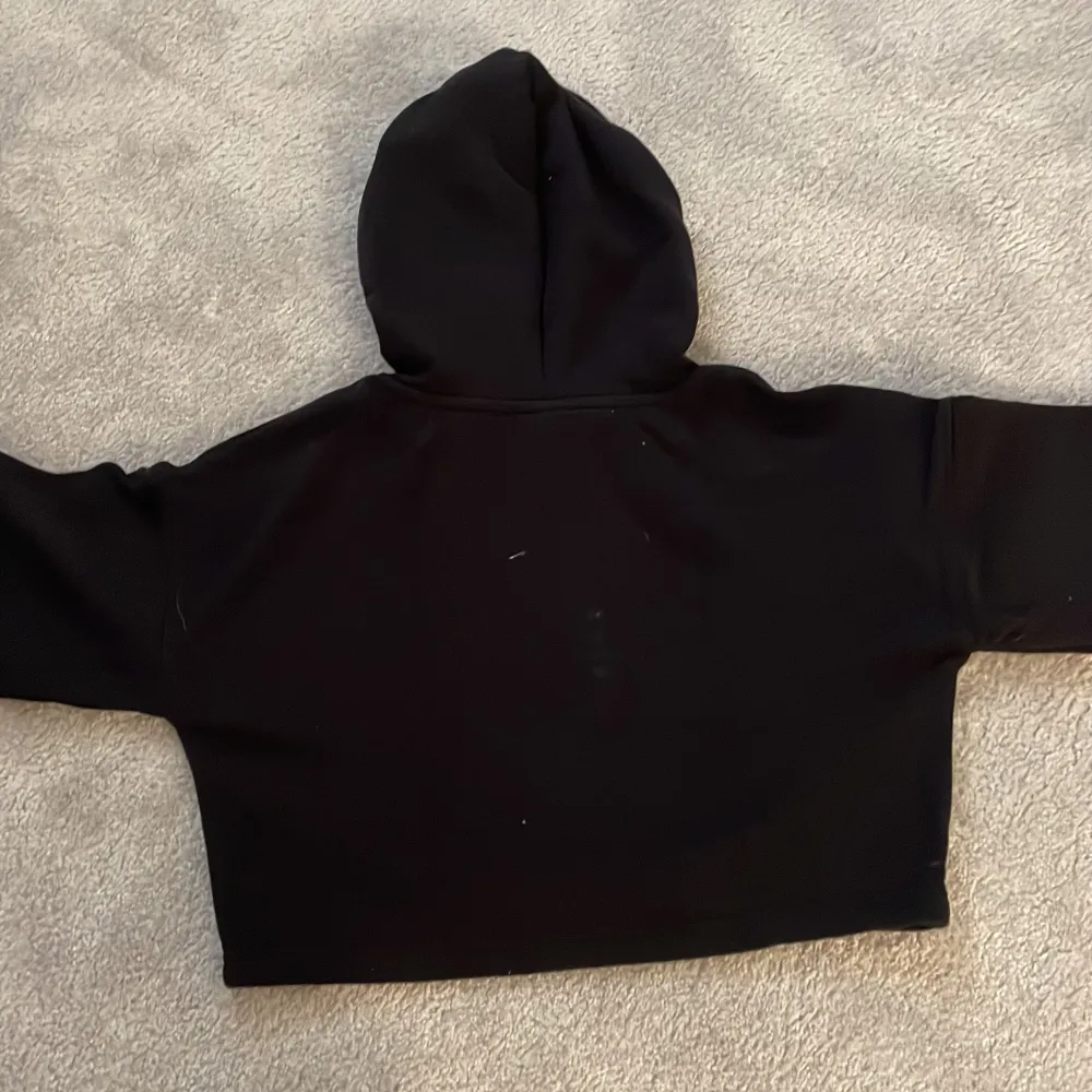 Kroppad svart hoodie med tryck på ärmarna, starta vid 80 kr men kan förhandlas💕. Hoodies.