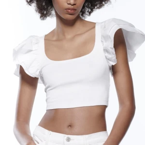 Vit topp från zara🤍 - Söt vit topp från zara som är nästintill oanvänd, kom privat för fler bilder🤍pris kan diskuteras 