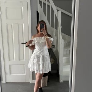 vit klänning - Helt oanvänd klänning med prislapp kvar då den inte kommer till användning 