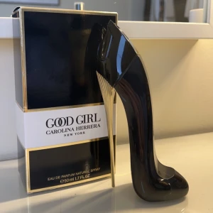 Carolina Herrera parfym  - Caroline Herrera parfym med 50ml.  Cirka 50% kvar i flaskan.