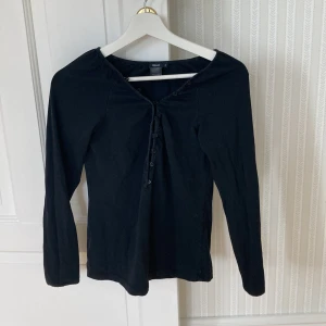 Lång armada tröja - Superfin svart lång armad tröja med knappar!🌱😘🪩