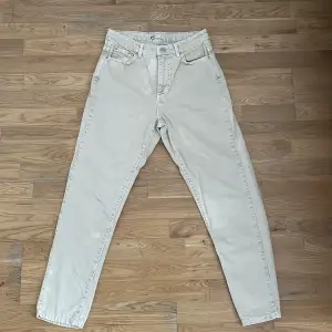 Högmidjade beige jeans från Gina Tricot i storlek 36. Är i mycket gott skick. 