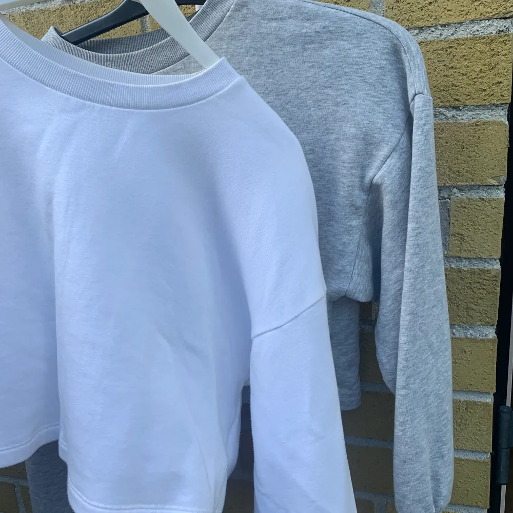 2 likadana croppade tröjor från Gina Tricot. Båda sparsamt använda och fortfarande mjuka inuti. Båda storlek xs☺️. Hoodies.
