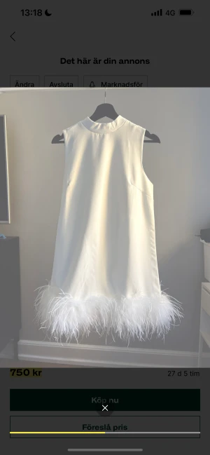 Klänning!!!😍🤩 - Säljer denna ursnygga 60-tals inspirerade klänning med fjädrar nedtill! 