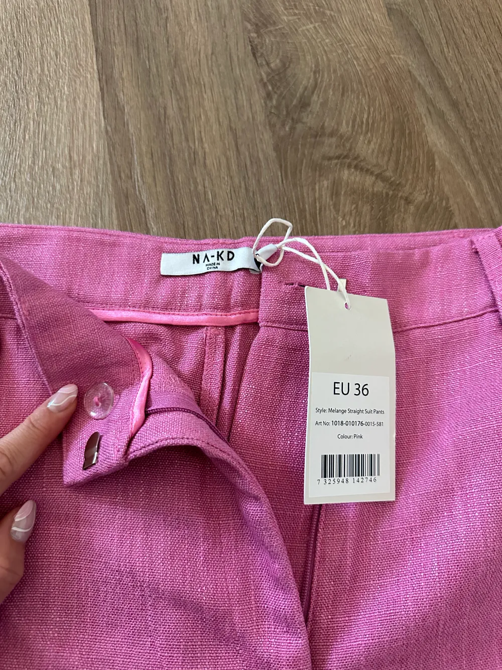 Helt nya oanvända byxor, råkade skicka iväg fel storlek så dessa passar inte mig. Original priset är 700kr!. Jeans & Byxor.
