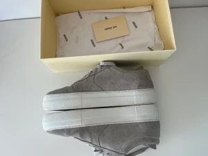 Axel arigato - Skor från Axel arigato i storlek 38! Använda fåtal gånger och ser nästan nya ut! Säljs då de blivit för små! Skriv privat för mer🫶