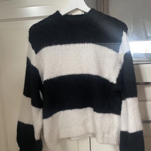 Tröja - Stickad tröja från gina i strl xs🖤frakten är inräknad i priset !