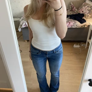 Zara Low waist bootcut  - Säljer dessa Zara low waist bootcut jeansen då de är för stora på mig därav i mycket bra skick. Köptes i juni och har endast använts ett par gånger. 🩵Slutsålda just nu, nypris 399kr.