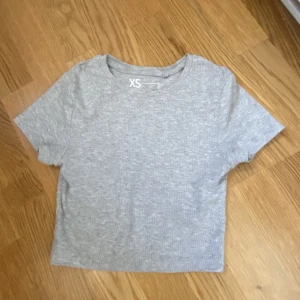 Ribbad topp - Kort grå ribbad t shirt 