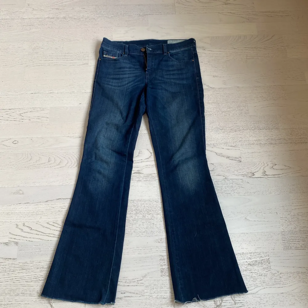 Jag säljer ett par Disel jeans för 500kr. Då det inte kommer till användning. Den är i 28 i Waist/midja och 34 i length/längd.Byxan är i färgen mörkblå men ser svart ut i ljuset. INGA SKADOR ELLER MISSFÄRGNINGAR. Skriv privat för fler bilder, på och av💕💕 . Jeans & Byxor.