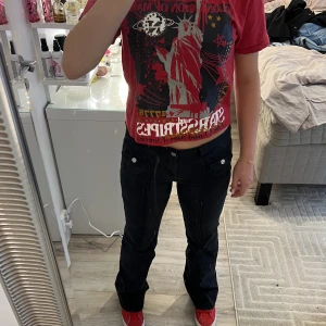 T-shirt med nitar - Röd t-shirt med coola detaljer! 