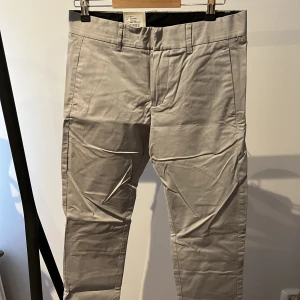 Peak performance chinos - Ljusgråa chinos från peak performance. Aldrig använda, lappen kvar. Nypris 799kr. Skick 10/10 
