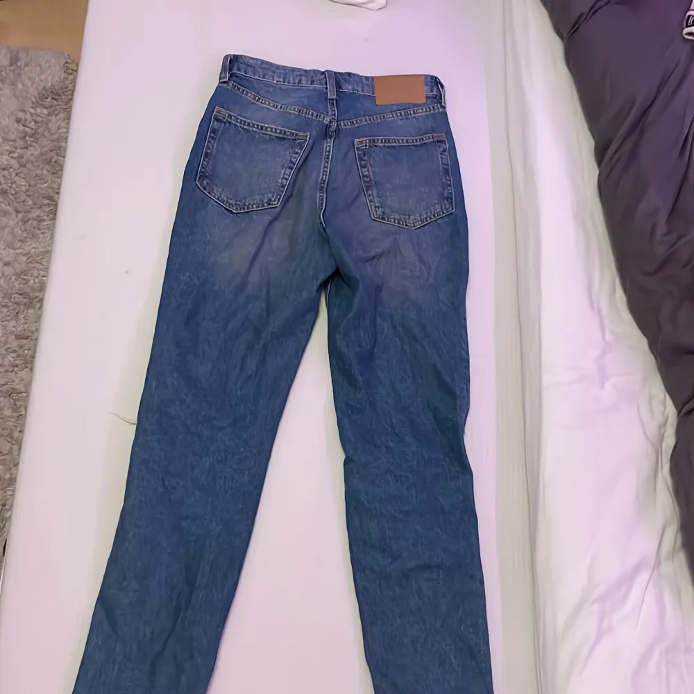 Ett par blåa högmidjade jeans i bra skick🩵Skriv om du har några frågor! :). Jeans & Byxor.