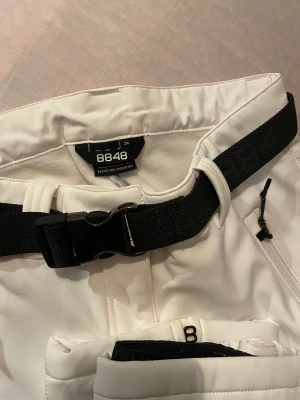 8848 skidbyxor - Helt nya 8848 skidbyxor i strl 34.