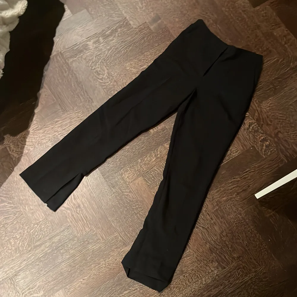 Svarta kostymbyxor med slits från hm. Helt oanvända. Skriv för fler bilder! 🤍. Jeans & Byxor.
