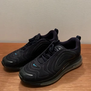 Nike Air Max 720 - Använda vädligt lite, mycket bra skick. Storlek 44, har själv oftast 43. Köpta 2021 för 2299.  Pris kan diskuteras🤝