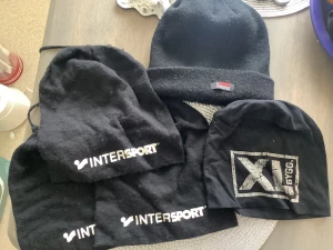 Mössor  - Flera mössor. Paketpris  Bra skick