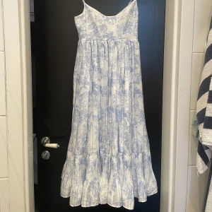 Sommarklänning - Jättefin sommarklänning från H&M som inte kommit till användning! Nyskick
