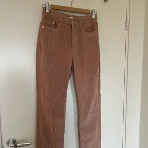 Säljer dessa jättesnygga jeans från River Island i en rosa tvätt, är i strl 8 vilket motsvarar XS eller 34 ungefär skulle jag säga. I nyskick!🤍