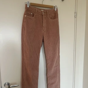 Manchester jeans från River Island - Säljer dessa jättesnygga jeans från River Island i en rosa tvätt, är i strl 8 vilket motsvarar XS eller 34 ungefär skulle jag säga. I nyskick!🤍