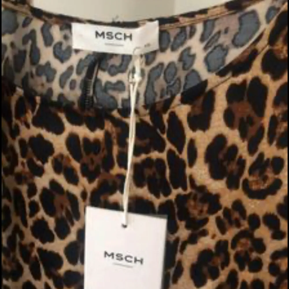 Från MSCH Copenhagen Storlek XS men passar även S 100% viscose Super fin passform . Mekot.