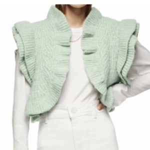 Zara kofta  - Grön kofta från zara som ej säljs längre 💕 Säljer då den inte kommer till användning, skriv för egna bilder 😁