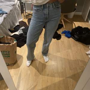 Jätte snygga blå jeans med slits ner till 😍