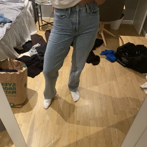 Jeans  - Jätte snygga blå jeans med slits ner till 😍