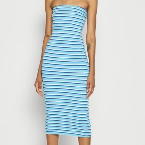 Tubklänning - Randig, blå klänning från Gina tricot, köpt i början på sommaren! Hann aldrig använda den mer än att prova den hemma, så den är i nyskick! Superfin men känner att den inte passar resten av garderoben så rensar ut den! Originalpris 300kr, säljer för 140kr💞